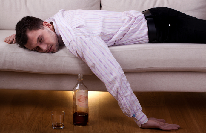 Alkoholu propadá stále více lidí a těla vysílají varovné signály
