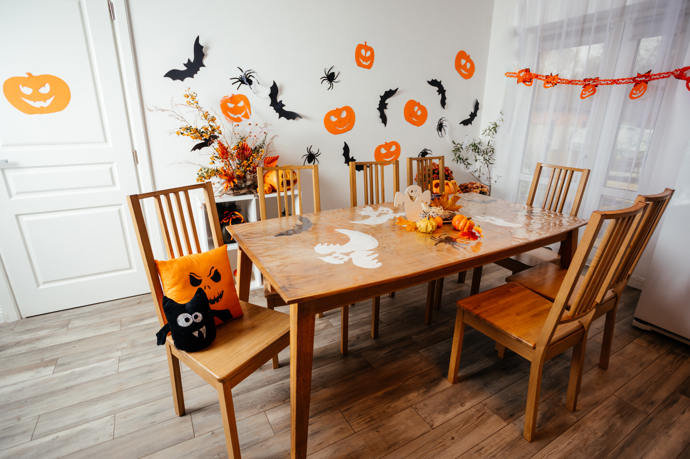 Strašidelné dekorace vytvoří perfektní halloweenskou atmosféru.