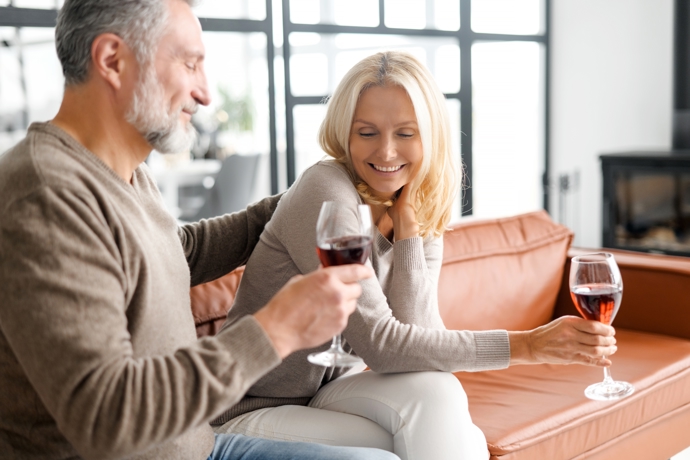 Alkoholu propadá stále více lidí a těla vysílají varovné signály
