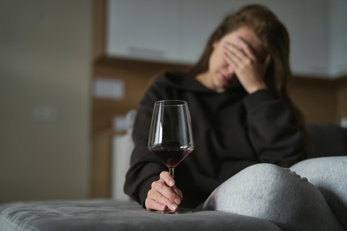 Alkoholu propadá stále více lidí a těla vysílají varovné signály
