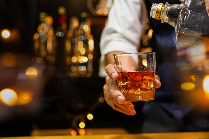 Alkoholu propadá stále více lidí a těla vysílají varovné signály
