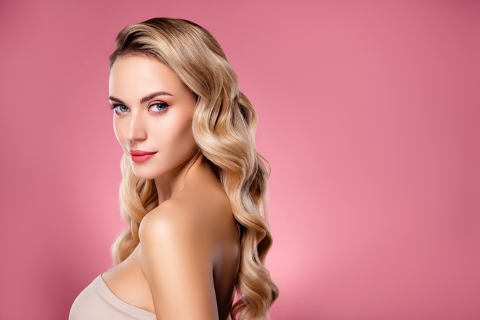 Meruňková blond působí přirozeně a něžně
