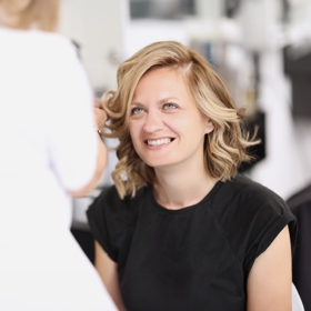 Bronde, barva na hraně blond a hnědé, je velmi lichotivá
