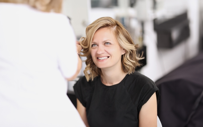 Bronde, barva na hraně blond a hnědé, je velmi lichotivá
