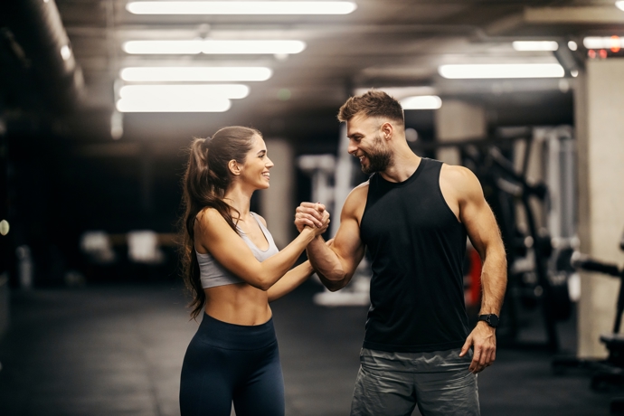 Pracuje jako fitness trenér v posilovně, kam jsem začala docházet, abych sama se sebou konečně něco udělala.
Pracuje jako fitness trenér v posilovně, kam jsem začala docházet, abych sama se sebou konečně něco udělala.