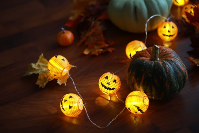Strašidelné dekorace vytvoří perfektní halloweenskou atmosféru.