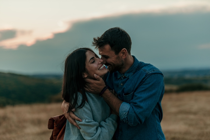 Nemohla jsem uvěřit tomu, co jsem slyšela. „Jani, minulý víkend jsem ho viděla u své sestry! Jsou pořád manželé, mají spolu dceru. Lže ti.“ 
