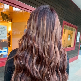 Balayage barvení dodává vlasům texturu a přirozenou plastičnost

