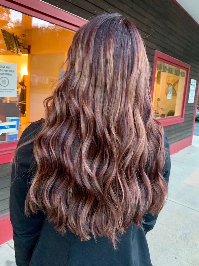 Balayage barvení dodává vlasům texturu a přirozenou plastičnost
