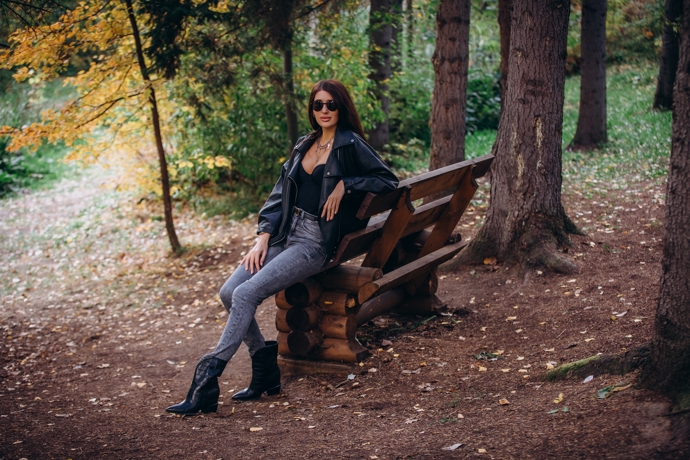 Vysoké boty jsou nejideálnějším doplňkem k úzkým slim džínám. I když se letos více nosí široké nohavice, chápeme, že slimky jsou pro mnohé z nás nadčasovou volbou.
