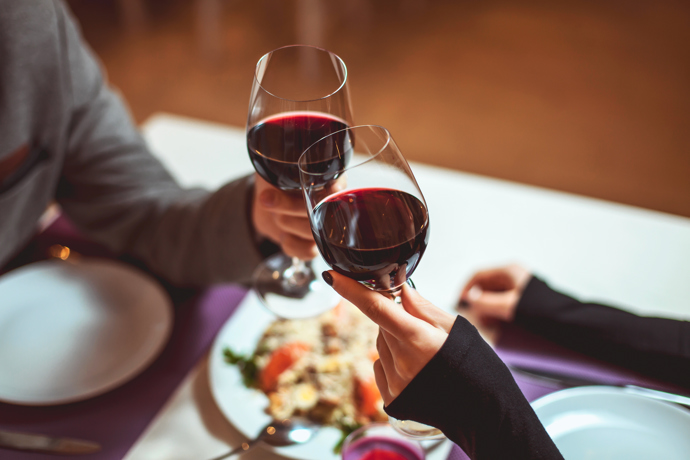 Alkoholu propadá stále více lidí a těla vysílají varovné signály
