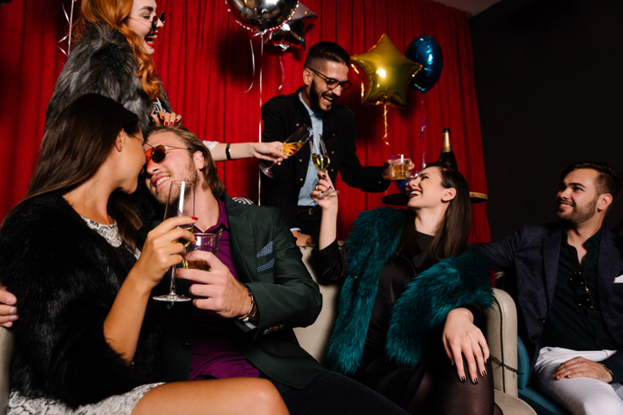 Alkoholu propadá stále více lidí a těla vysílají varovné signály
