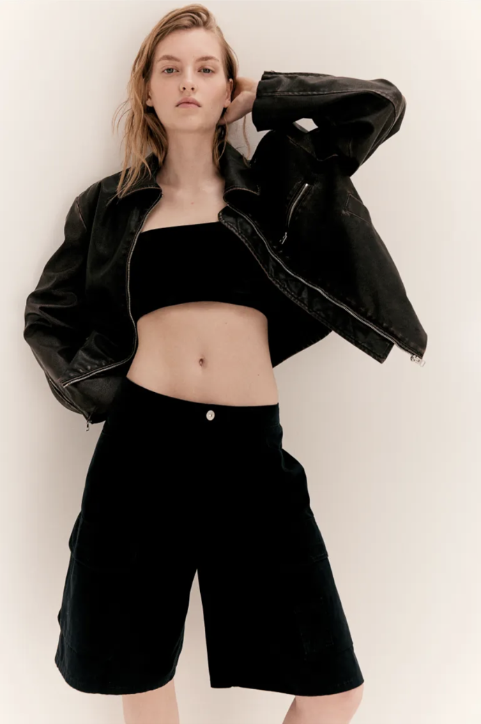 Bunda s ramenními vycpávkami patinovaný vzhled, kožený look, H&M, 699 Kč
