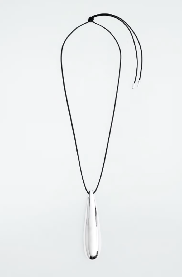 Náhrdelník Oversized Droplet Pendant Necklace, COS, 69 eur
Náhrdelník Oversized Droplet Pendant Necklace, COS, 69 eur