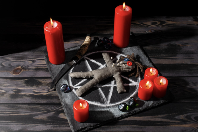 Halloween je čas tajemna, legend a kouzel. Všichni si zdobíme své domovy, přestože u nás byla donedávna držena jen tradice dušiček. Americký svátek pohltil zejména děti. 
