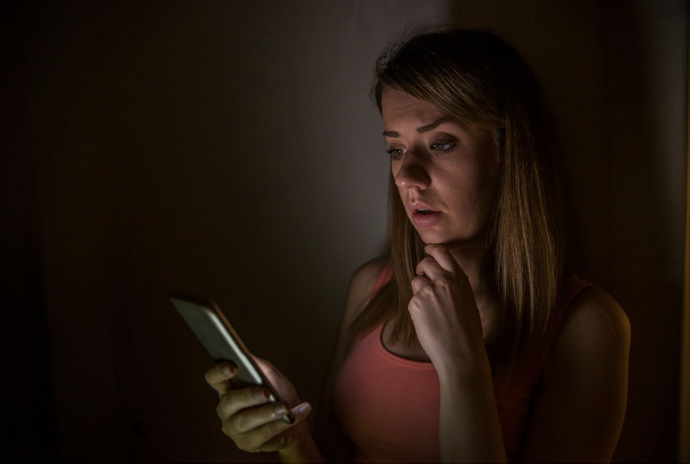 Když se zamyslíte nad tím, co může být děsivější než vyvolávání duchů nebo sledování hororů, možná vás překvapí odpověď: volání na „prokletá“ telefonní čísla.

