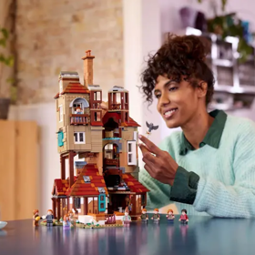 Stavění modelů z kostek LEGO patří mezi konstruktivní hry, při kterých musíte přicházet s různými řešeními, řešit technické výzvy a dívat se na problémy spojené s dokončením modelu z různých úhlů – často i doslova. Tyto činnosti jsou pro mozek velmi důležité a stimulující, protože mu nezáleží na tom, jestli pracujete na skutečném problému, nebo na úkolu, který se týká jen kostek. Mozek vnímá tuto aktivitu jako trénink, během kterého vytváří nová nervová spojení. Ta pak dokáže využít ve chvílích, kdy je opravdu budete potřebovat.
