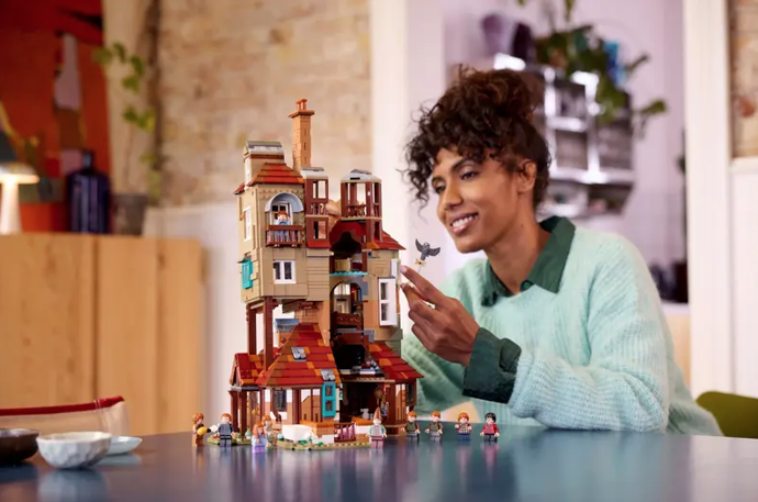 Stavění modelů z kostek LEGO patří mezi konstruktivní hry, při kterých musíte přicházet s různými řešeními, řešit technické výzvy a dívat se na problémy spojené s dokončením modelu z různých úhlů – často i doslova. Tyto činnosti jsou pro mozek velmi důležité a stimulující, protože mu nezáleží na tom, jestli pracujete na skutečném problému, nebo na úkolu, který se týká jen kostek. Mozek vnímá tuto aktivitu jako trénink, během kterého vytváří nová nervová spojení. Ta pak dokáže využít ve chvílích, kdy je opravdu budete potřebovat.
