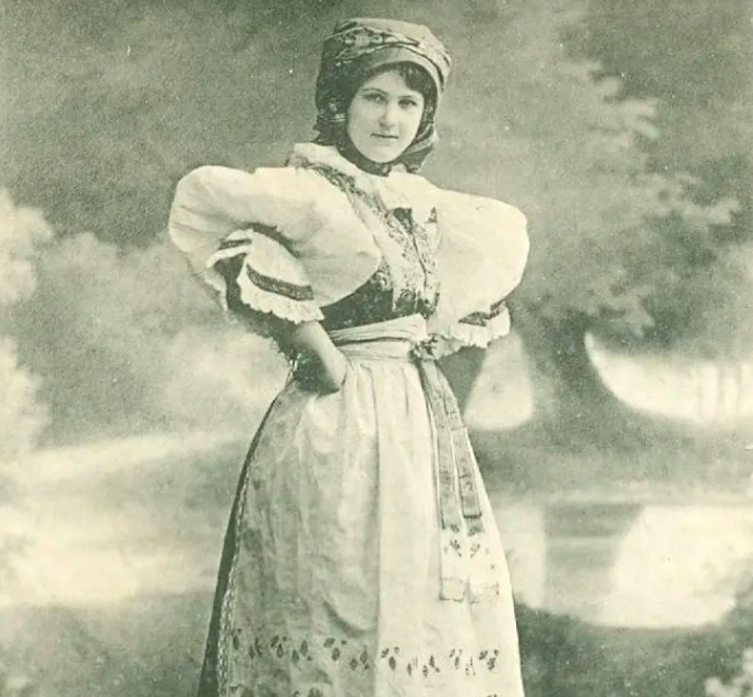 V roce 1910 dostalo šanci na účast Rakousko Uhersko. Právě tehdy naši krajané rozhodli, že Rakousko Uhersko bude reprezentovat dívka z Čech. 
