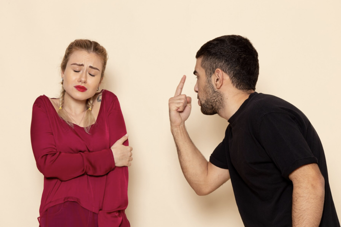Vše vždycky obrátí pro ní a zase a znovu jí opakuje, jak je hlouoá a vysmívá se jí. Venku, na večírcích, před přáteli, rodinou i před dětmi.
Vše vždycky obrátí pro ní a zase a znovu jí opakuje, jak je hlouoá a vysmívá se jí. Venku, na večírcích, před přáteli, rodinou i před dětmi.