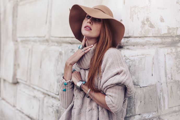 Boho styl s sebou nese výrazné šperky, které je třeba umět nosit. Vyzkoušejte i více prstenů na jednom prstě.
