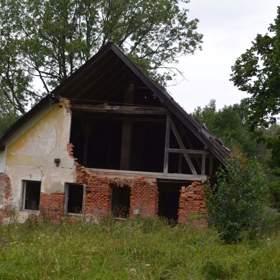 Z bývalého statku dnes zbyly jen ruiny.
