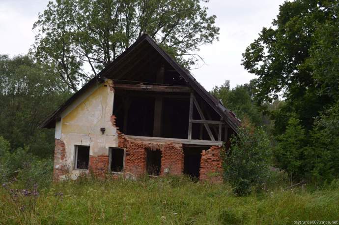 Z bývalého statku dnes zbyly jen ruiny.
Z bývalého statku dnes zbyly jen ruiny.