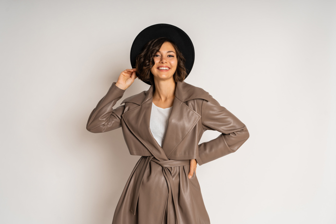 Lesklá koženka je moderní a elegantní, nebojte se jí ani ve vyšším věku. 
