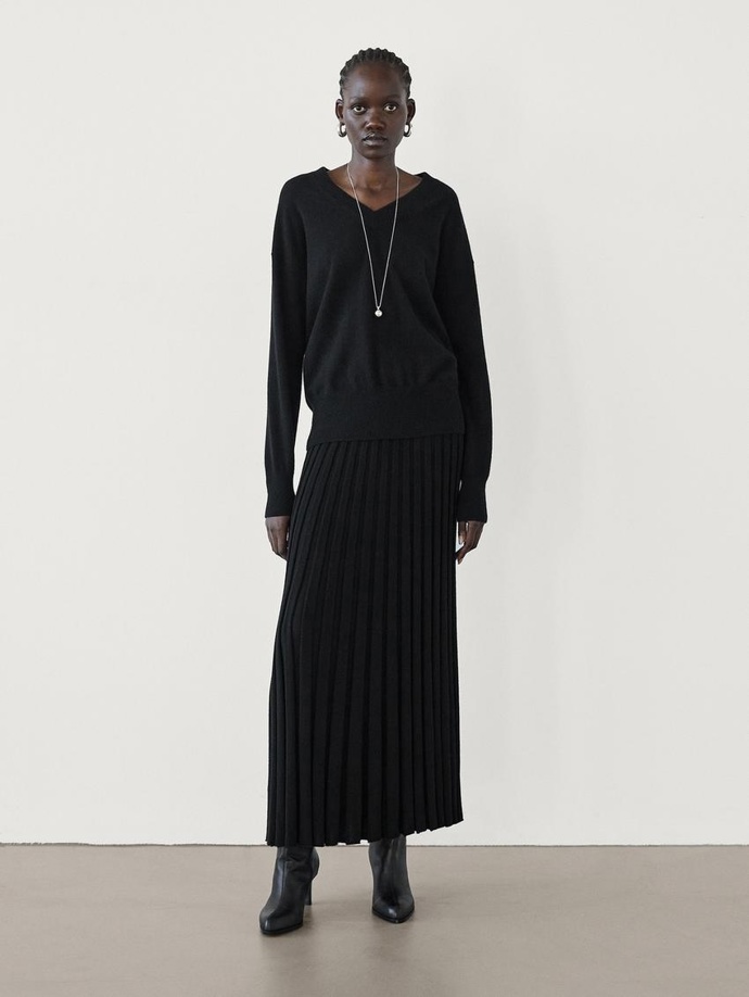Svetr, 1299 Kč, sukně, 2399 Kč, Massimo Dutti
