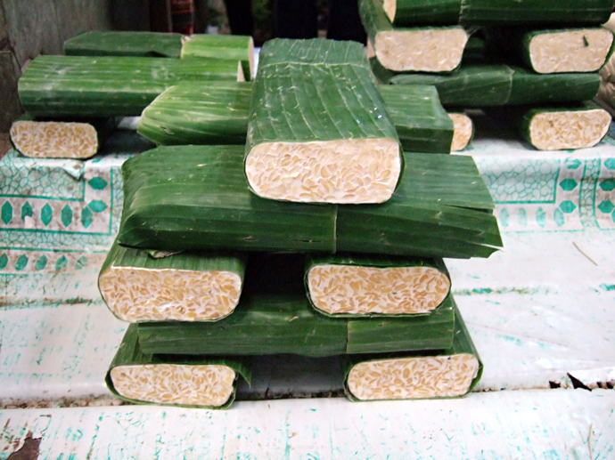 Tempeh nebo také tempe je javánský potravinový produkt, který je tvořen sójou a vzniká fermentací.
