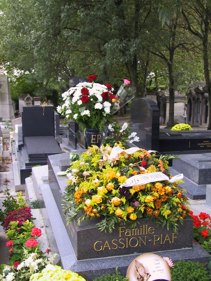 Édith Piaf je pohřbena na hřbitově Père Lachaise v Paříži.
