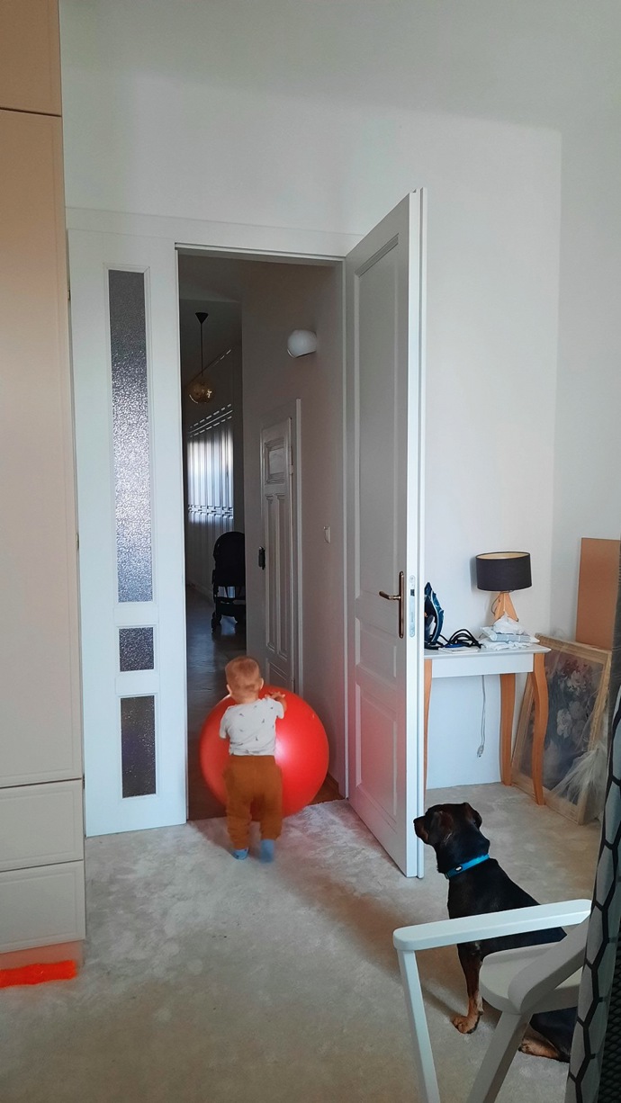 Na komplikovaném půdorysu ve tvaru L se původně nacházela ložnice rodičů. Bylo potřeba zajistit komfortní spaní, dostatek soukromí, místo na hraní a v budoucnu i učení pro všechny tři děti. 

