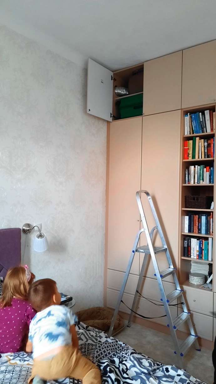 Na komplikovaném půdorysu ve tvaru L se původně nacházela ložnice rodičů. Bylo potřeba zajistit komfortní spaní, dostatek soukromí, místo na hraní a v budoucnu i učení pro všechny tři děti. 
