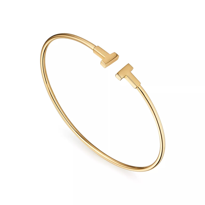 Zlatý náramek Tiffany T Narrow Wire Bracelet, Tiffany & Co., 2000 usd
Zlatý náramek Tiffany T Narrow Wire Bracelet, Tiffany & Co., 2000 usd