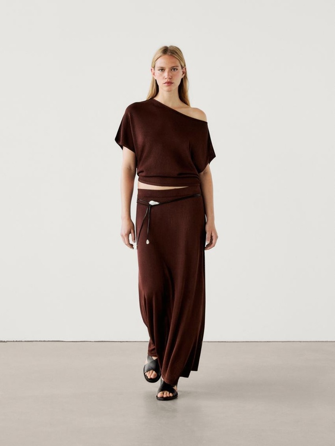 Top, 1599 Kč, sukně, 2399 Kč, Massimo Dutti
