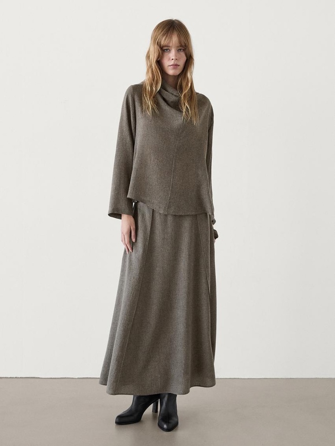 Top, 1999 Kč, sukně, 2399 Kč, Massimo Dutti
