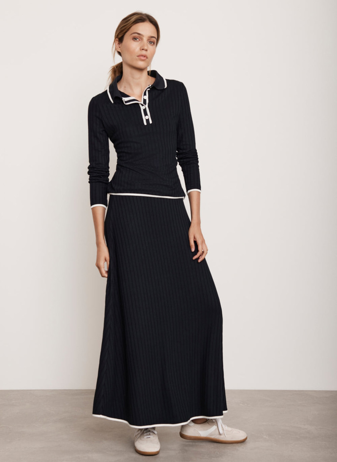 Top, 2700 Kč, sukně, 3150 Kč, Mint Velvet
