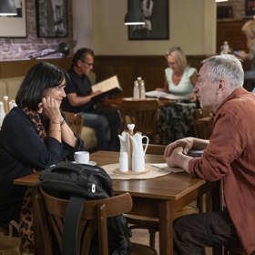 Nekonečný seriál Ulice sleduje dramatické příběhy několika rodin v sousedství
