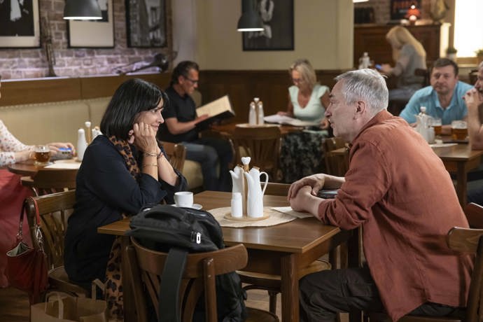 Nekonečný seriál Ulice sleduje dramatické příběhy několika rodin v sousedství
