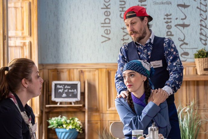 Nekonečný seriál Ulice sleduje dramatické příběhy několika rodin v sousedství
