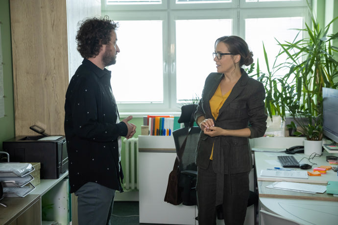 Nekonečný seriál Ulice sleduje dramatické příběhy několika rodin v sousedství
