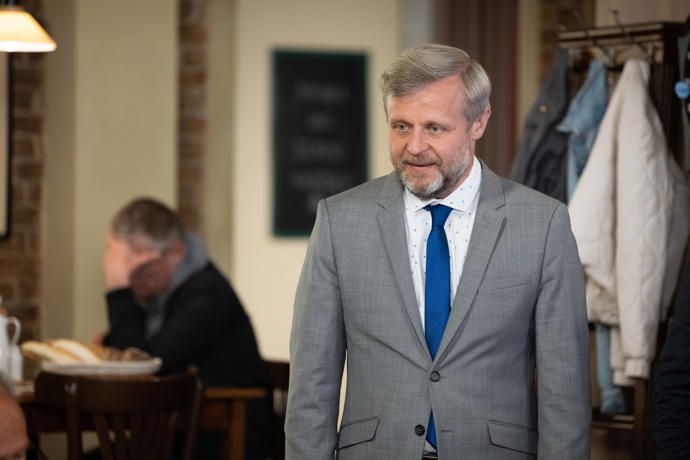 Nekonečný seriál Ulice sleduje dramatické příběhy několika rodin v sousedství
