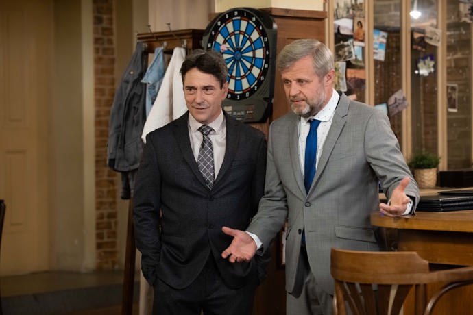 Nekonečný seriál Ulice sleduje dramatické příběhy několika rodin v sousedství

