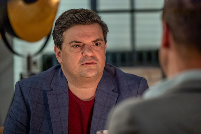 Nekonečný seriál Ulice sleduje dramatické příběhy několika rodin v sousedství
