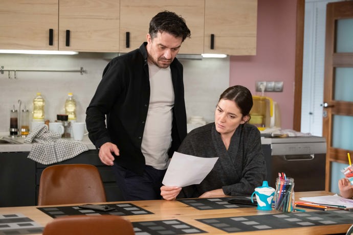 Nekonečný seriál Ulice sleduje dramatické osudy několika rodin žijících v sousedství
