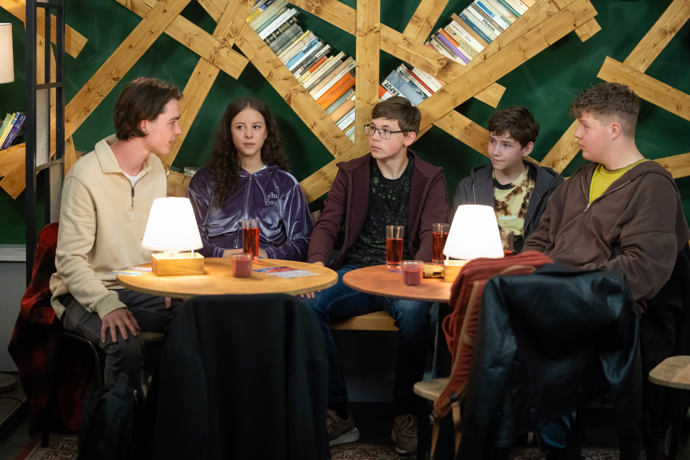Nekonečný seriál Ulice sleduje dramatické osudy několika rodin žijících v sousedství
