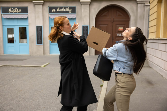 Nekonečný seriál Ulice sleduje dramatické osudy několika rodin žijících v sousedství

