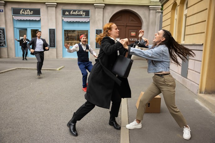 Nekonečný seriál Ulice sleduje dramatické osudy několika rodin žijících v sousedství
