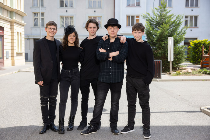Nekonečný seriál Ulice sleduje dramatické osudy několika rodin žijících v sousedství
