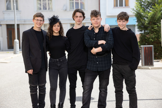 Nekonečný seriál Ulice sleduje dramatické osudy několika rodin žijících v sousedství
